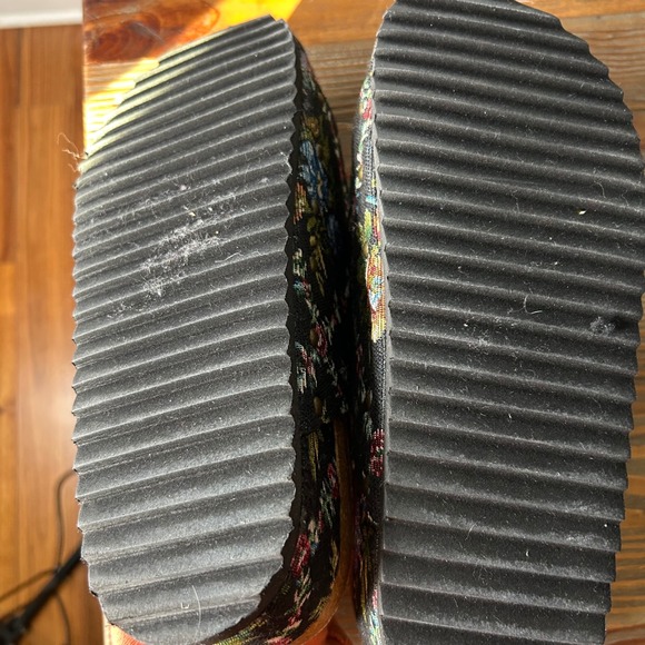 HeyGirl by Corkys Floral Tapestry Platform Sandals Women's Size 9 Buckle Comfort - Picture 7 of 9